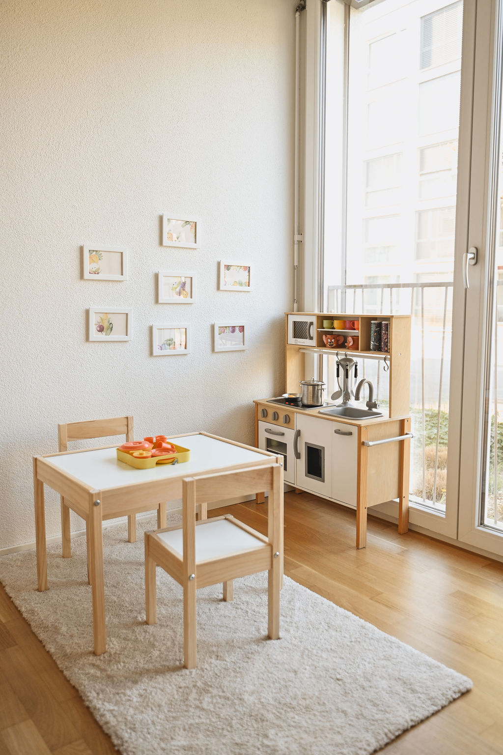 Spielzimmer Bild von der Küche